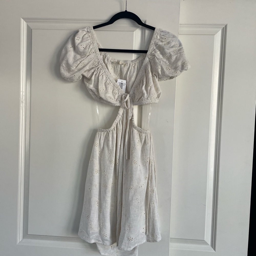 Illa Illa CREAM paisley style embroidered dress
Size Small but fits medium too